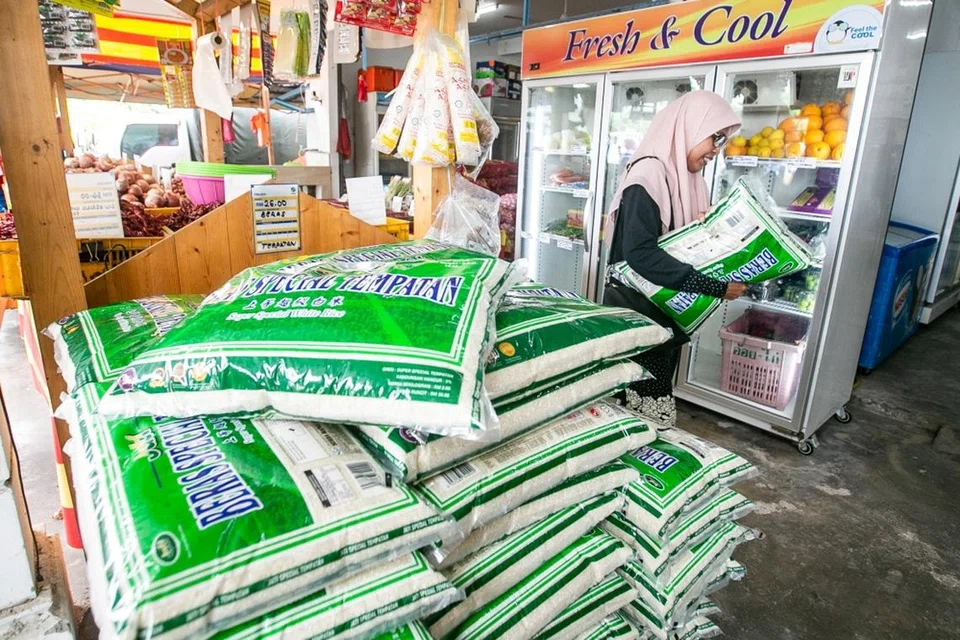ஒரு பரிவர்த்தைனியில் வாங்கக்கூடிய 10 கிலோ உள்ளூர் அரிசி மூட்டைகளின் எண்ணிக்கை அதிகரிக்கப்பட்டுள்ளது.