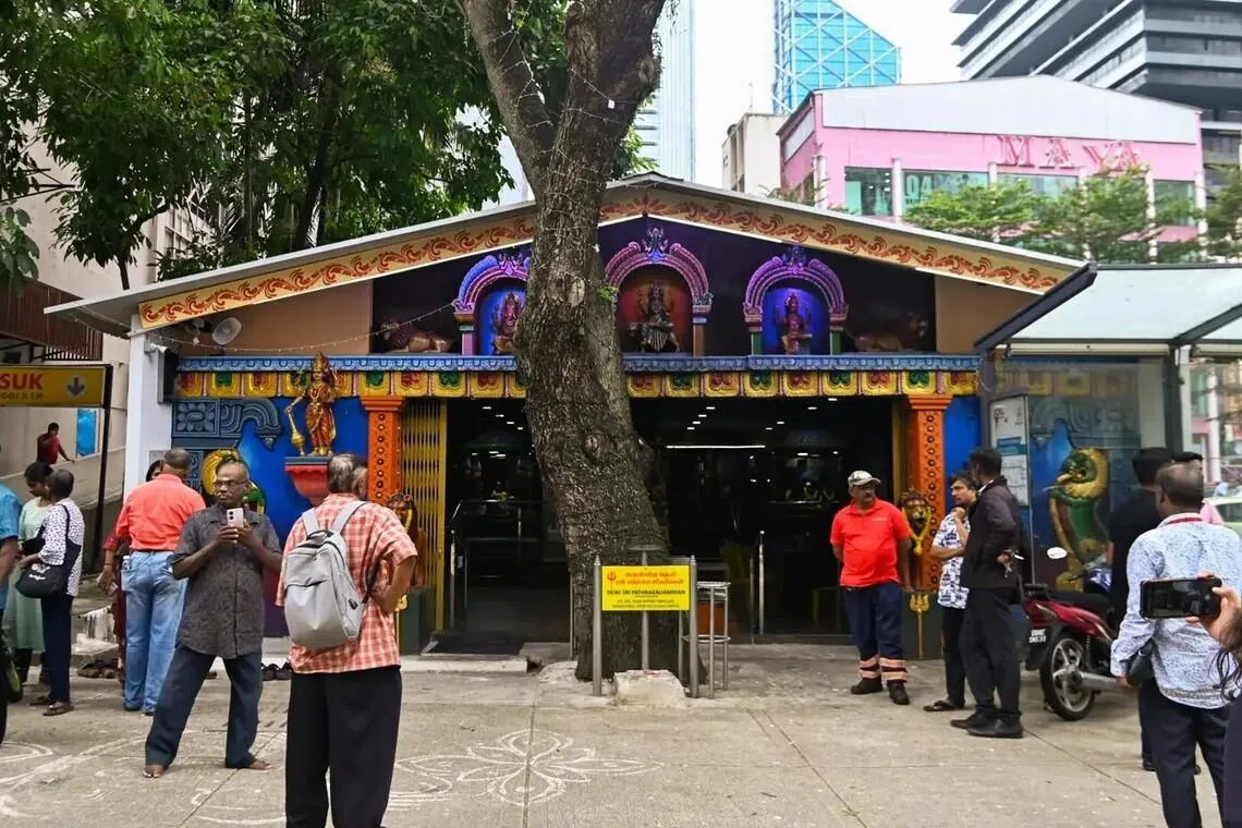 அனுமதியின்றிக் கட்டப்பட்ட கோவில்களை இடிப்பதைத் தற்காலிகமாக நிறுத்திவைக்க கோரிக்கை