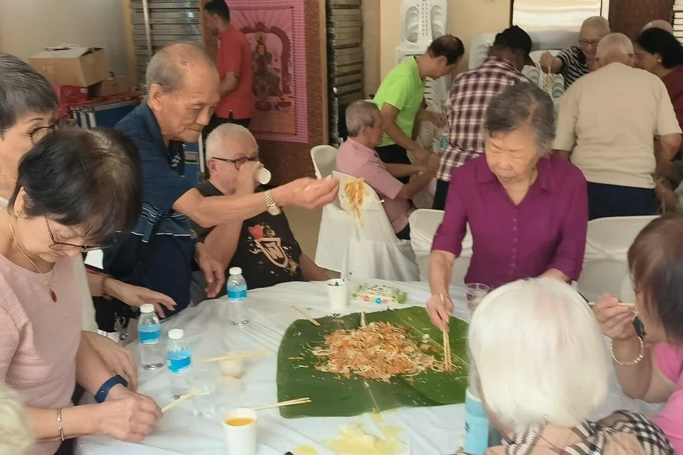 விருந்துணவின் தொடக்கத்தில் சீன, இந்தியப் பண்பாடுகளின் சங்கமமான வாலையிழையில் ‘லோஹெய்’ (Lo Hei) கிளறப்படுகிறது. 