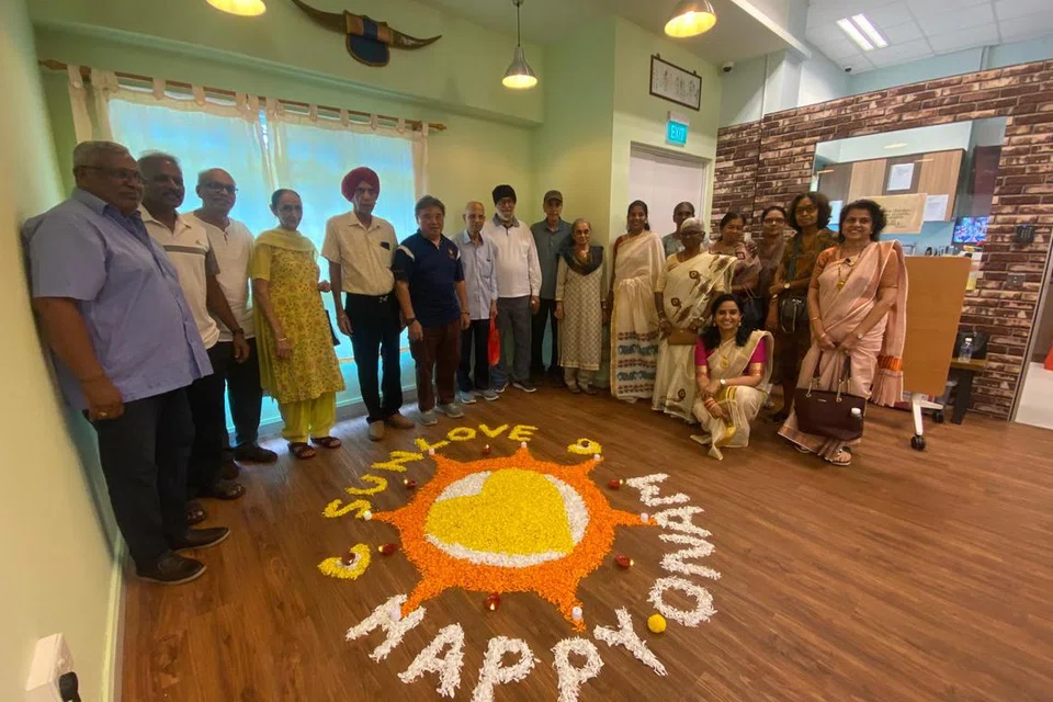 சன்லவ் முதியோர் பராமரிப்பு அமைப்பின் சின்னமான சூரியன் வடிவில் மலர்க்கோலம் அமைக்கப்பட்டது.