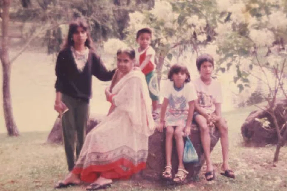 கிட்டத்தட்ட மூன்று வயதாக இருந்தபோது, தமது தாய், பாட்டி மற்றும் உடன்பிறந்தவர்களுடன் டினோ ஐசக் (நடுவில்).