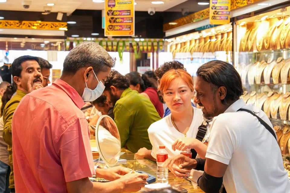 ஏபிஜே அபிராமி பாப்புலர் ஜுவெல்லர்ஸ் நகைக்கடையில் தங்களுக்குப் பிடித்த நகைகளுக்கு முன்பதிவு செய்யும் வாடிக்கையாளர்கள்.