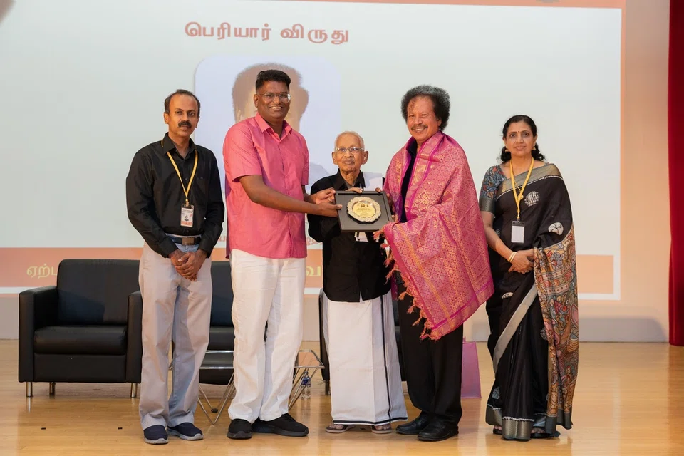 திரு. மு.அ.மசூதுக்கு பெரியார் மணியம்மை பல்கலைக்கழக வேந்தர் டாக்டர் கி.வீரமணி பொன்னாடை அணிவிக்க, சிறப்பு விருந்தினர் ஜெகதீஸ்வரன் ராஜு பெரியார் விருதினை வழங்கினார்.