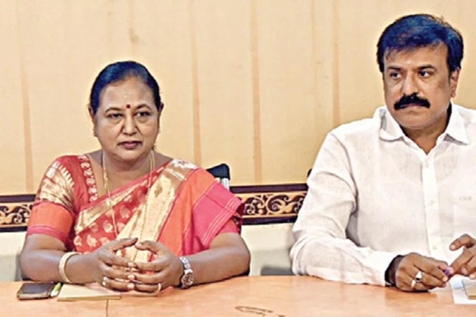 தேமுதிகவின் பொதுச்செயலாளர் பிரேமலதா தலைமையில்  கட்சியின் மாவட்டச் செயலாளர்கள் கூட்டம் சென்னையில் நடைபெற்றது. துணை பொதுச்செயலாளர்கள் எல்.கே.சுதீஷ், பார்த்தசாரதி உட்பட பலர் கலந்துகொண்டனர்.
