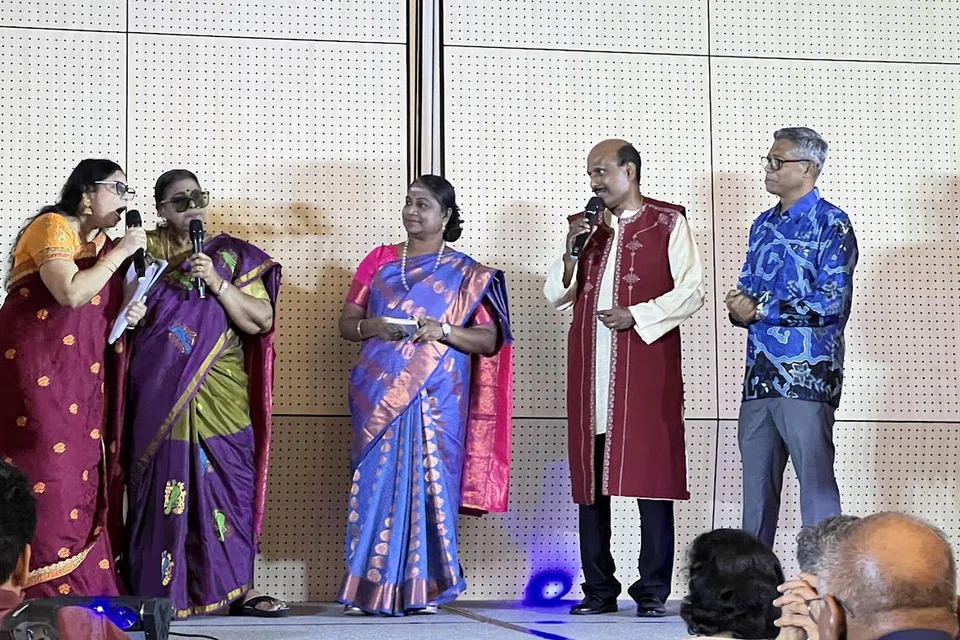 உமறுப் புலவர் தமிழ் உயர் நிலைப் பள்ளி மாணவர்கள் தங்கள் அபிமான ஆசிரியர்கள் போல் நடித்து வகுப்பறை அனுபவங் களை மேடையில் மறு உயிர்ப்பித்தனர். 