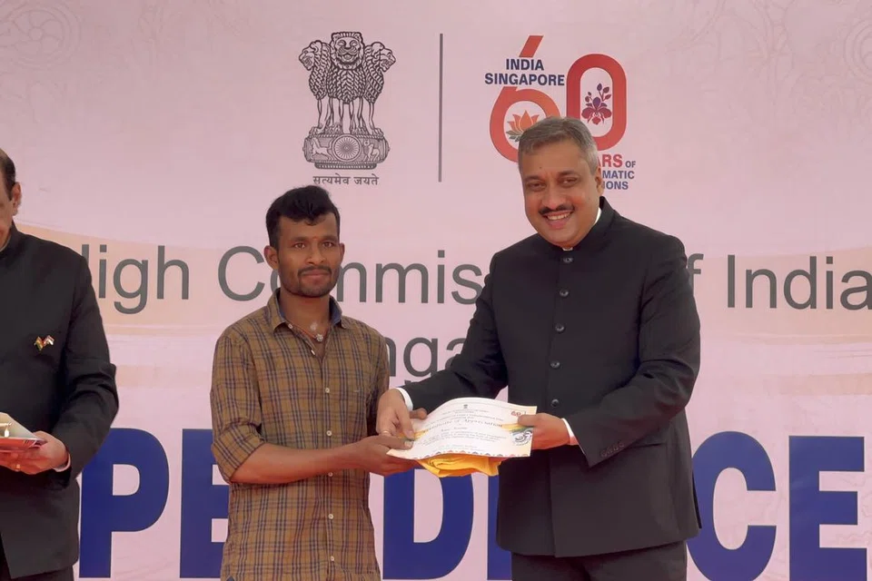 ரிவர் வேலி கடைவீட்டில் மூண்ட தீயில் சிறுவர்களைக் காப்பாற்றிய ரவிகுமாருக்குச் சான்றிதழ், பொன்னாடை வழங்கிச் சிறப்பித்த சிங்கப்பூருக்கான இந்தியத் தூதர் டாக்டர் ‌ஷில்பாக் அம்புலே.