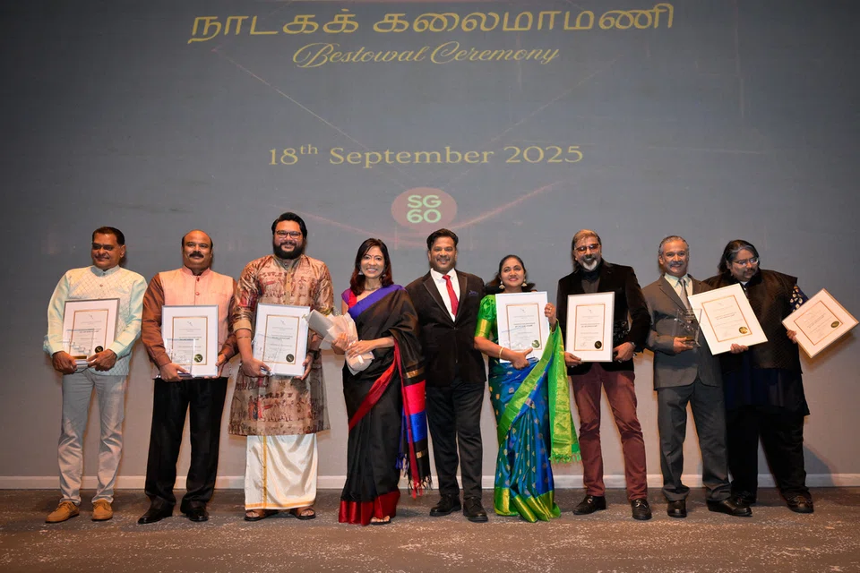 சிங்கப்பூர்த் தமிழ் மேடை நாடகத் துறைக்கு அளப்பரியப் பங்காற்றிவரும் ஏழு நாயகர்களுக்கு ‘நாடகக் கலைமாமணி’ விருதை மீடியாகார்ப் நிறுவனத்தின் நிகழ்ச்சி நிர்வாக, சமூகத் தொடர்புப் பிரிவுத் தலைவர் சபநிதா சண்முகசுந்தரம் அவாண்ட் நாடகக் குழுவின் சார்பில் வழங்கினார். 