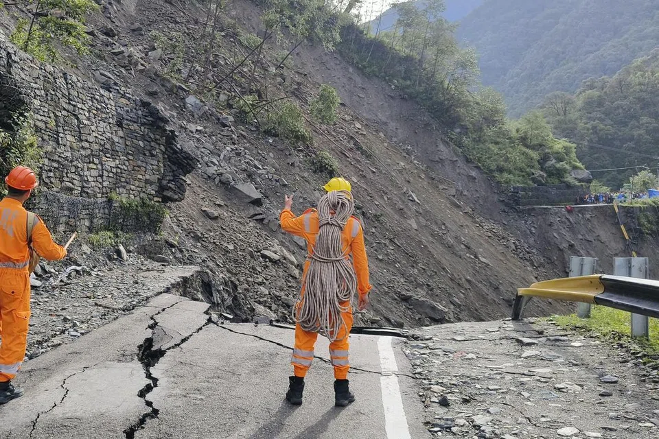 ஜங்கிள்சட்டி பகுதியில் கேதார்நாத்திற்கு செல்லும் மலையேற்றப் பாதையில் 20 முதல் 25 மீட்டர் நீளமுள்ள சாலை மந்தாகினி ஆற்றில் அடித்துச் செல்லப்பட்டதை அடுத்து, கேதர்நாத் யாத்திரை தற்காலிகமாக நிறுத்தி வைக்கப்பட்டுள்ளது.