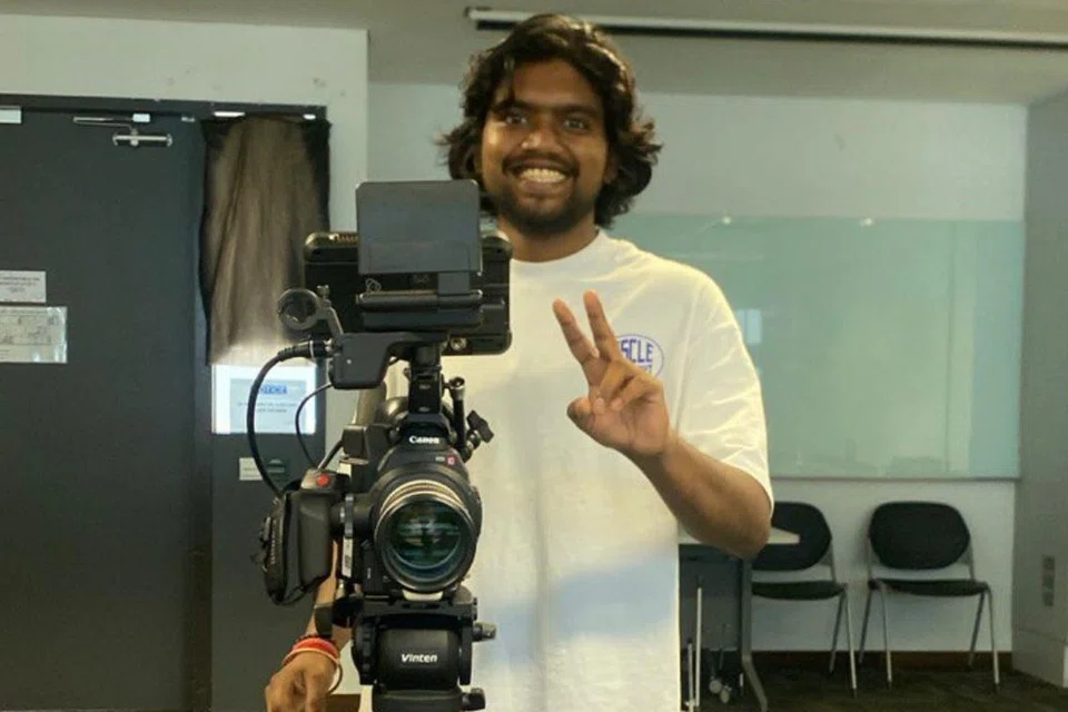 ஒரே இடத்தில் அமர்ந்து சலிப்பூட்டும் செயலில் ஈடுபடாமல் ஏதேனும் வித்தியாசமாகச் செய்ய வேண்டும் எனும் ஆசை நிறைவேறியுள்ளதாகக் கூறினார் ராம். 