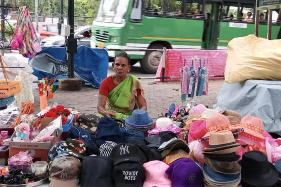 சாலையோர வியாபாரியான சுகுமாரியம்மா, 72.