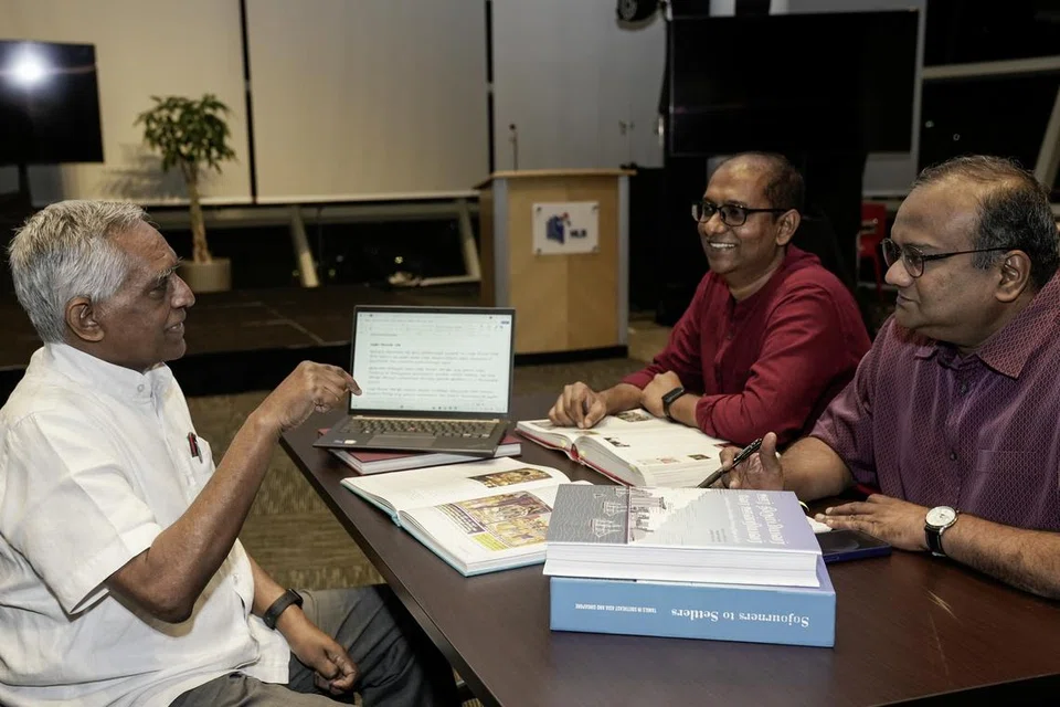 சிங்கப்பூர்த் தமிழ்ப் பண்பாட்டு மையத்தின் தலைமை நிர்வாகியும் தொகுப்பின் ஆசிரியருமான திரு அருண் மகிழ்நன் (இடது), தொகுப்பின் உதவி ஆசிரியர் திரு சிவானந்தம் நீலகண்டன் (நடு), தேசிய நூலக வாரியத்தின் தமிழ்மொழிச் சேவைகள் பிரிவின் தலைவரும் தொகுப்பின் துணை ஆசிரியருமான  து. அழகிய பாண்டியன் (வலது).