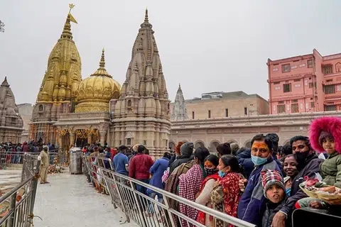 காசி விஸ்வநாதர் கோவிலில் வழிபாடு செய்ய வரிசையில் காத்திருக்கும் பக்தர்கள்.