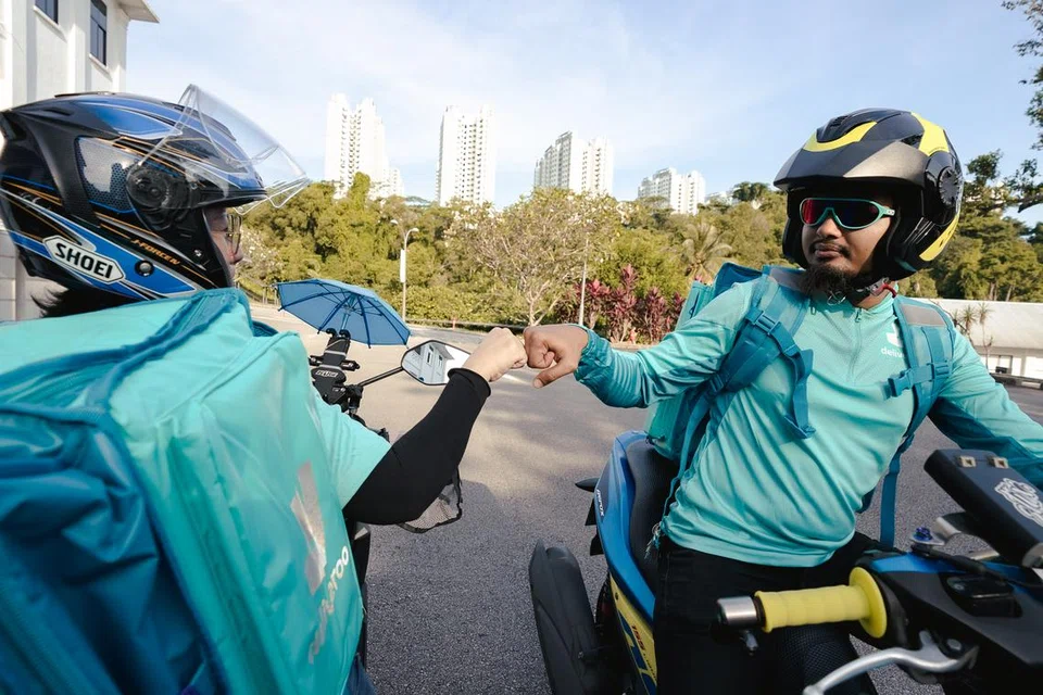 டெலிவரூ ஓட்டுநர்களுக்கும் குடும்பத்தாருக்கும் 1,500க்கும் மேற்பட்ட இலவசப் பாடங்களை வழங்கும் வகையில் விரிவடைந்துள்ளது டெலிவரூ ஓட்டுநர் கற்றல் தளம்.