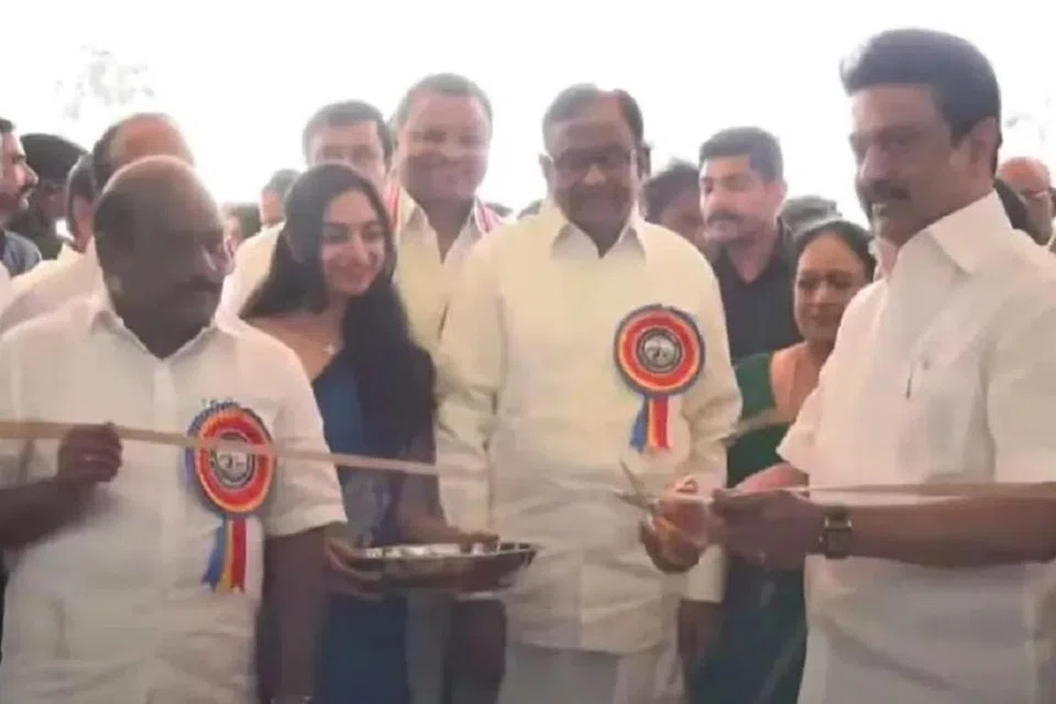 காரைக்குடி அழகப்பா பல்கலைக்கழக வளாகத்தில் வளர்தமிழ் நூலகத்தை முதல்வர் மு.க. ஸ்டாலின் செவ்வாய்க்கிழமை (ஜனவரி 21)  திறந்துவைத்தார்.