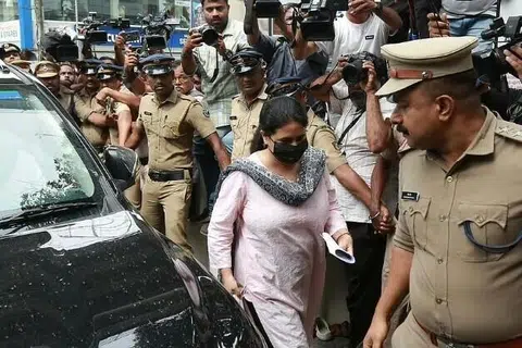 விசாரணைக்காக வியாழக்கிழமை (ஜூன் 25) கொச்சியிலுள்ள அமலாக்கத்துறை அலுவலகத்திற்குச் சென்ற வீணா.