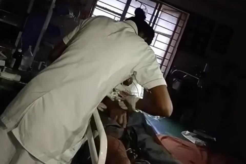 கைப்பேசி வெளிச்சத்தில் முதியவருக்கு சிகிச்சை அளிக்கப்பட்டது.
