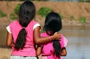 குற்றத்தை அம்பலப்படுத்திய சிறுமியருக்கு நீதிபதி பாராட்டு தெரிவித்தார்.