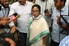‘ஷகாவத்’ பள்ளி, வாக்கு எண்ணும் மையங்களில் ஒன்றாகும். அங்குச் சில முறை​கேடுகள் நடை​பெறு​வ​தாகச் சந்​தேகம் எழுந்ததை அடுத்து, மம்தா பானர்ஜி அங்கு விரைந்தார்.