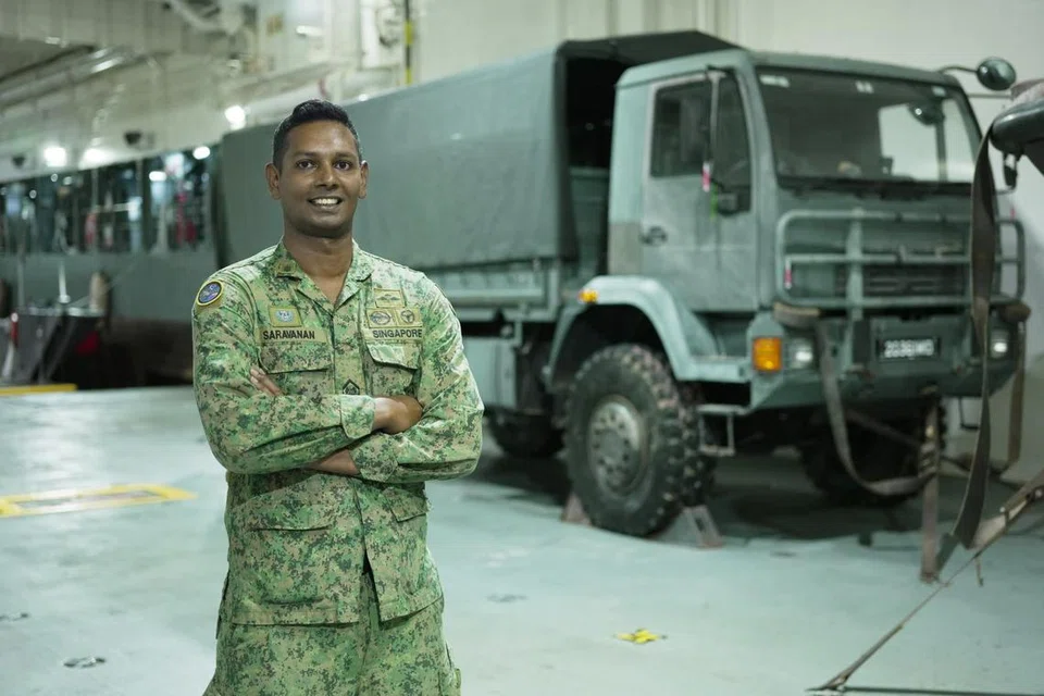 ‘வாலபி’ ராணுவப் பயிற்சியில் போக்குவரத்து வாகனங்களைப் போர்க்கப்பலில் ஏற்றி இறக்கும் பணிகளுக்குப் பொறுப்பு அதிகாரியாக இரண்டாம் வாரண்ட் அதிகாரி சரவணன் நடராஜன், 40, செயல்பட்டார்.