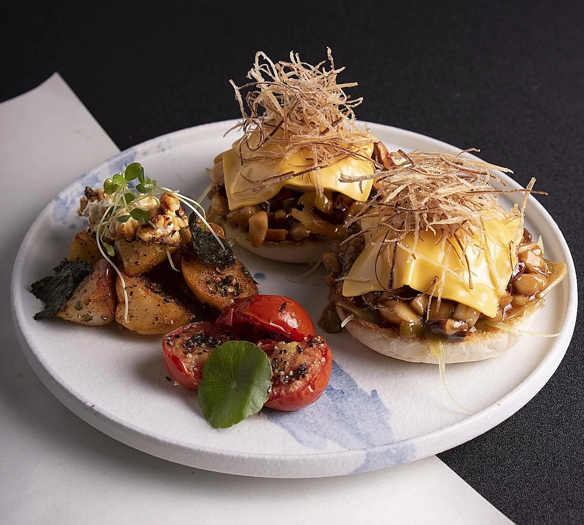 King's Chicken Hash Benedict;