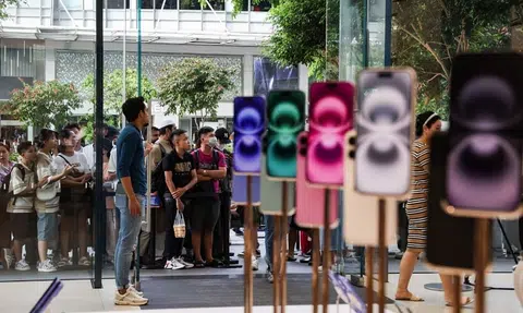 iPhone 16 launches to cheers and applause at Orchard store