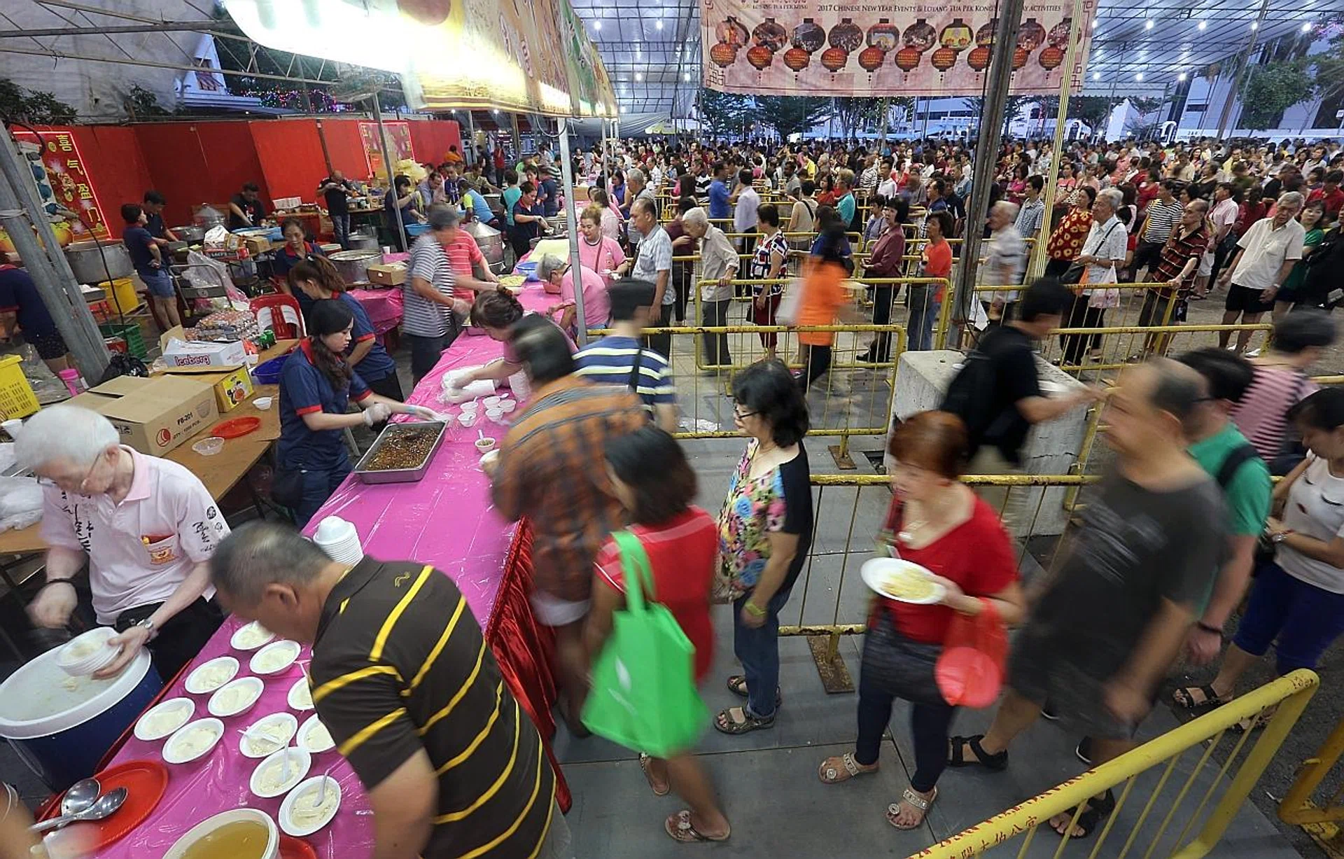 The crowd queueing for food at Loyang Tua Pek Kong's chap goh mei celebrations.