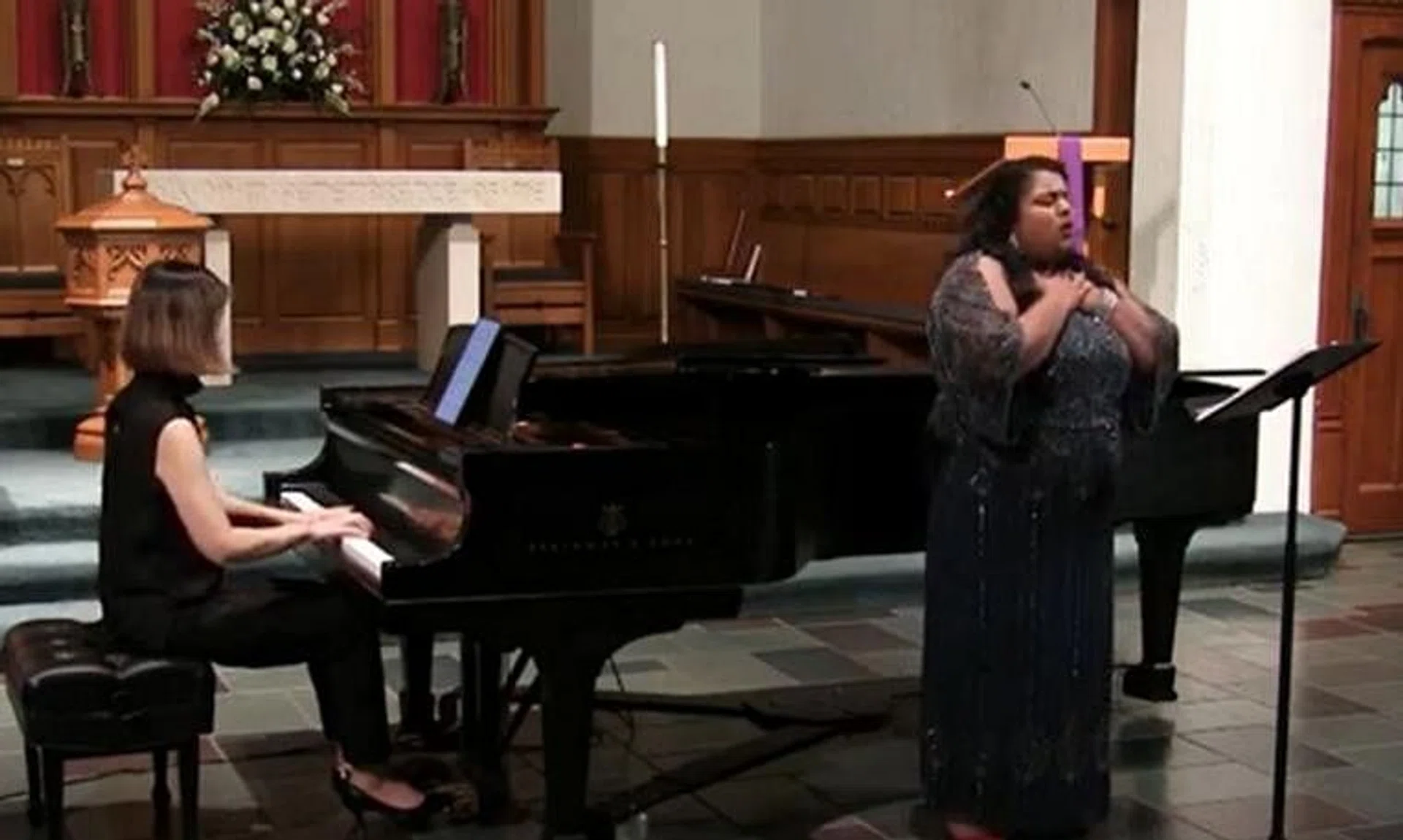 Dr Janani Sridhar performing SingBites at a recital in the US, accompanied by pianist Kim Yeon-kyung.