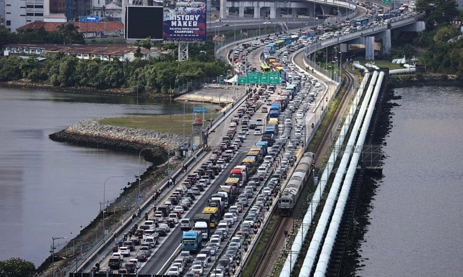 From Nov 15 to Jan 1, 2025, travellers using the land crossings need to factor in extra waiting times, especially at the weekends. 