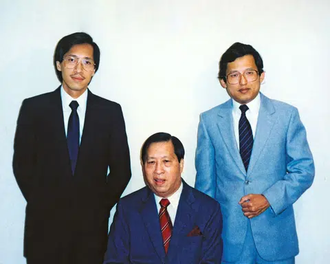 Mr Kwek Hong Png (centre) and his two sons, Mr Kwek Leng Joo (left) and Mr Kwek Leng Beng.
