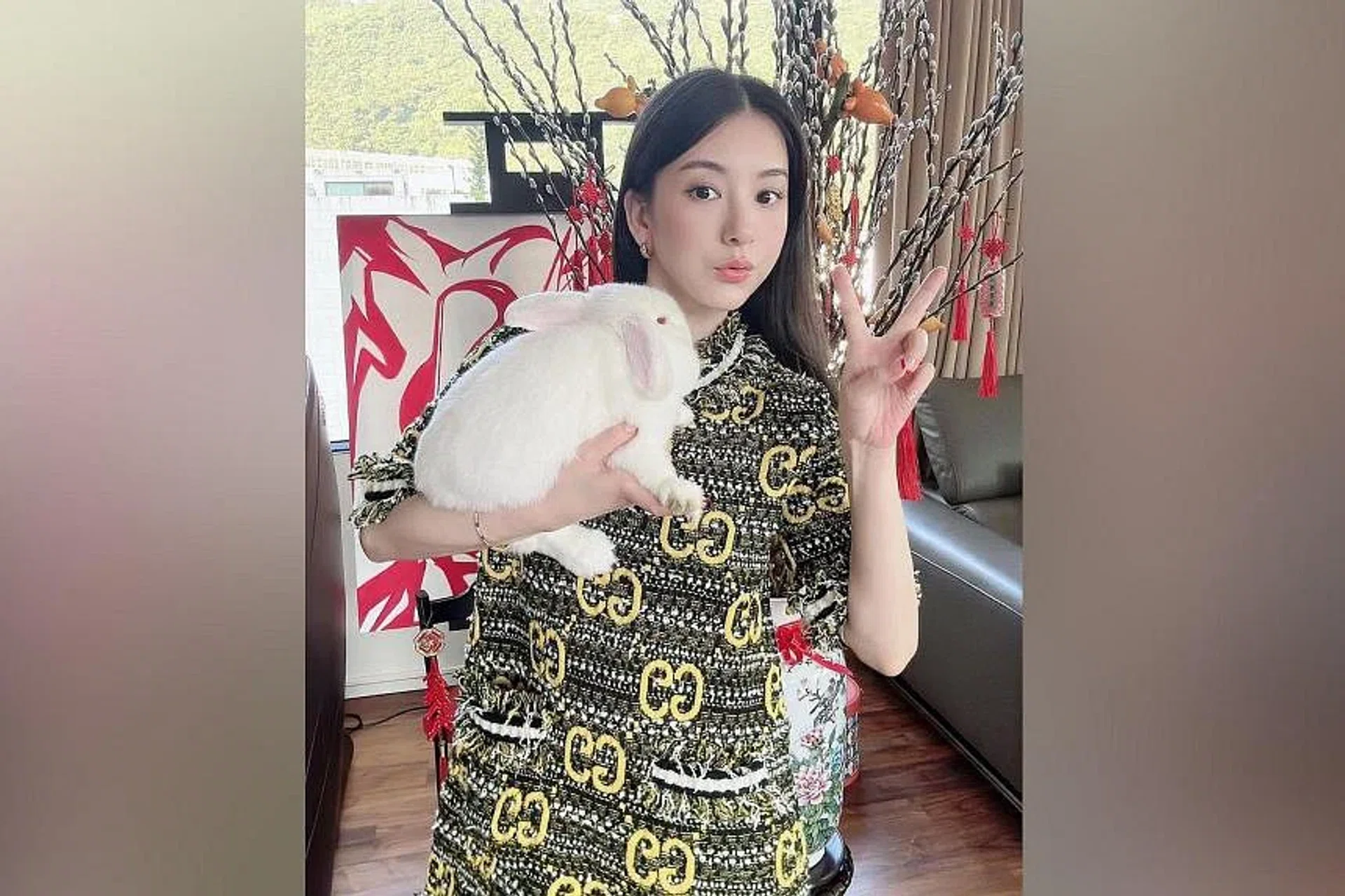 Moka Fang posted photos on social media of herself carrying a rabbit, and some noticed the bulge near her waist and asked if she was pregnant. 
