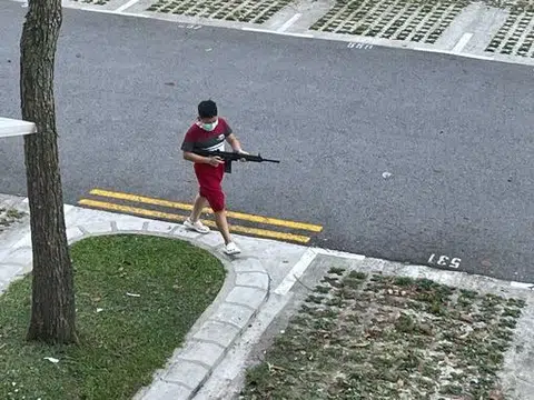 Is that a guy with a gun walking around in a Yishun carpark?