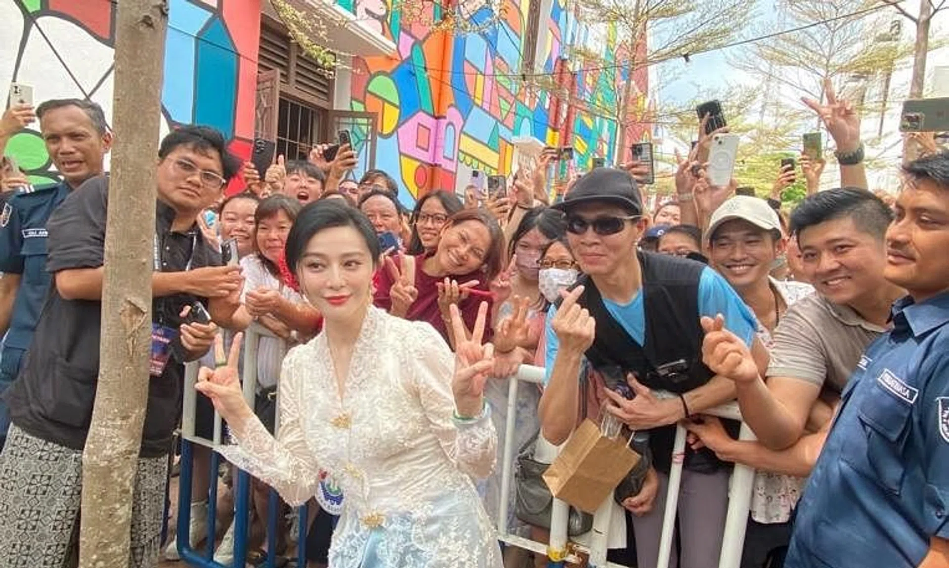 The popular Chinese actress donned a Nonya kebaya during meet-and-greet sessions with fans.