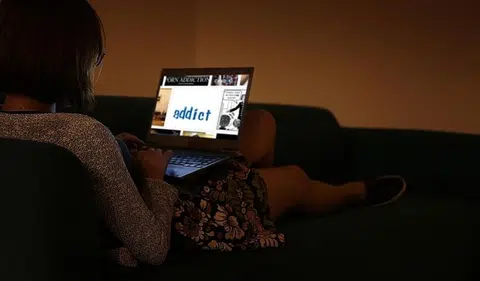 Woman nearly loses daughters because of online addiction