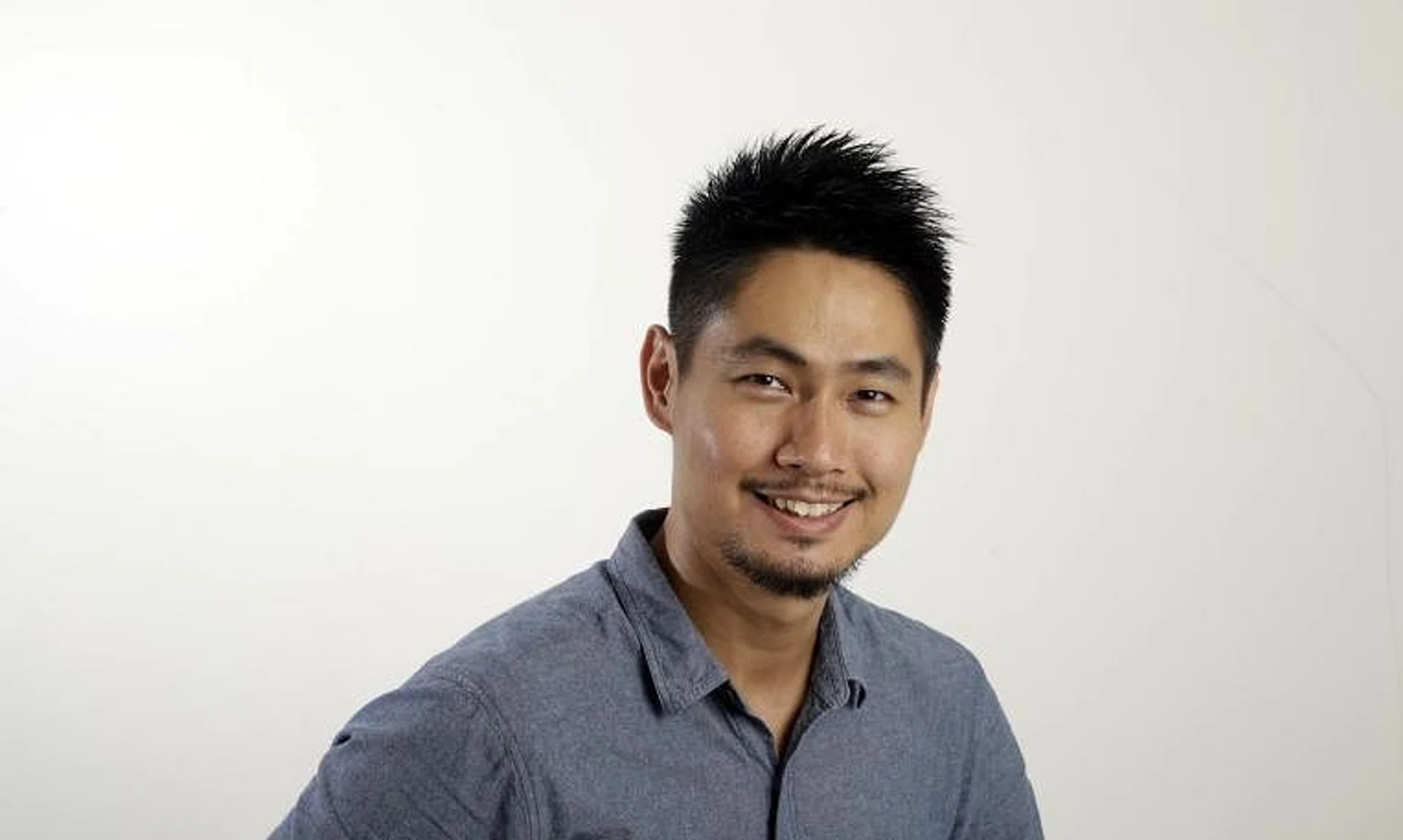 Straits Times chief photojournalist Kevin Lim was given the Nanyang Alumni Achievement Award by Nanyang Technological University.