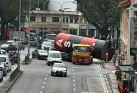 Trailer carrying silo skids along Balestier road