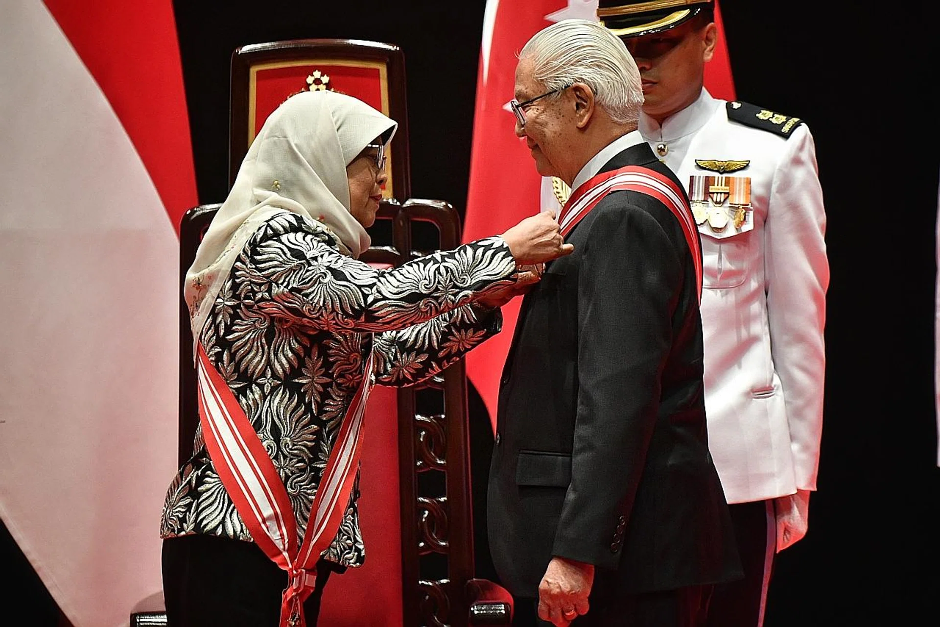 President Halimah Yacob giving the Order of Temasek (First Class) award to Dr Tony Tan Keng Yam. 