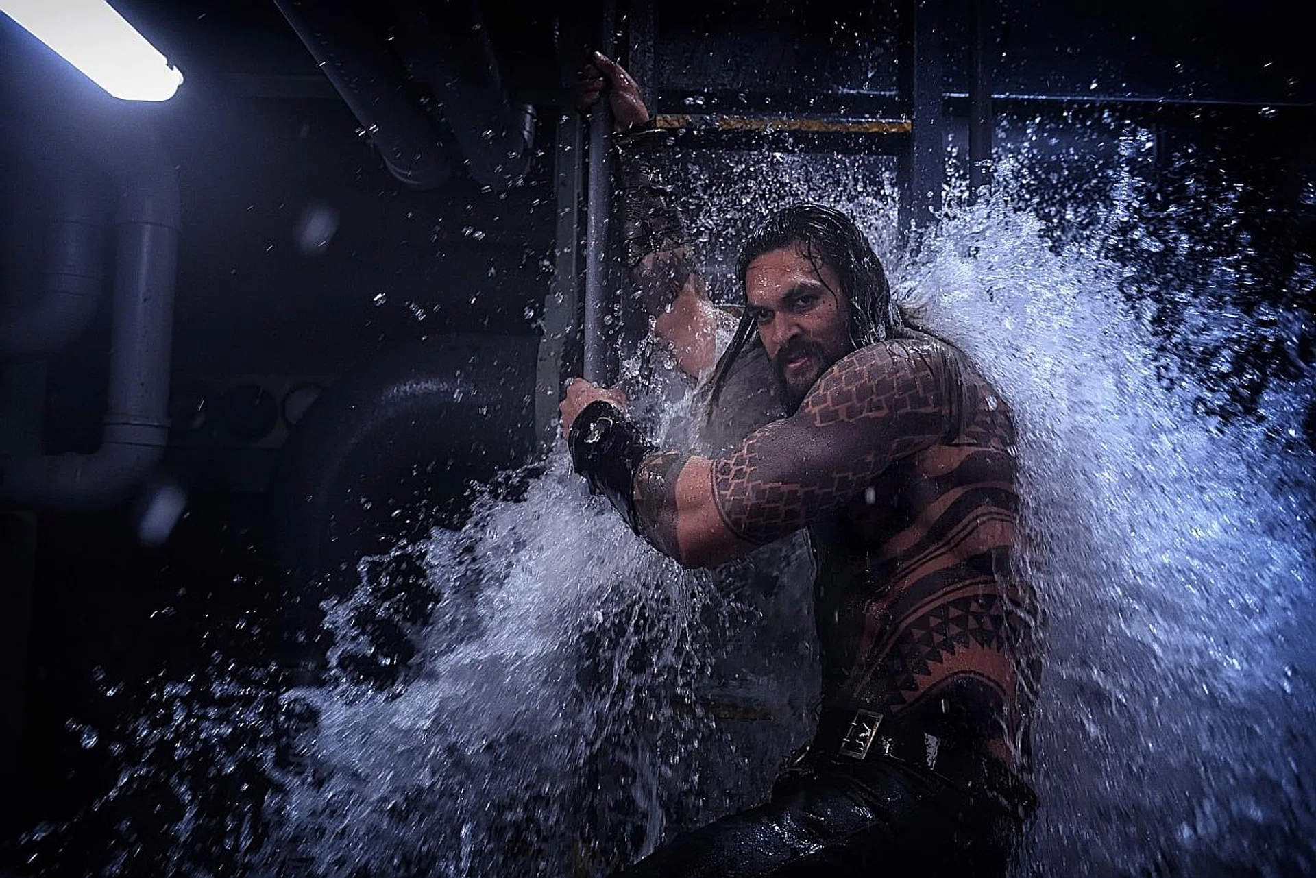 Momoa said his first experience of wearing the Aquaman suit was "beautiful".