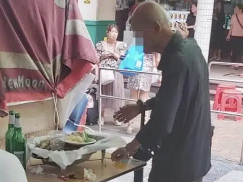 Man seen eating leftovers at Chinatown hawker centre