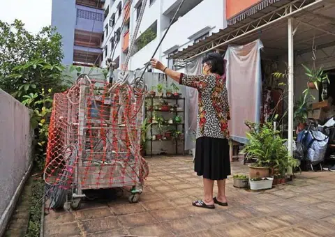 Contractor mistakes woman's balcony for public area, leaves gondola there