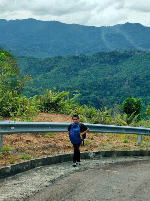 Nothing can stop this boy from his studies