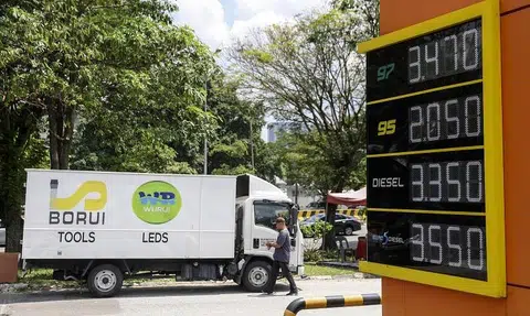 M'sians urged to call out foreign vehicles pumping RON95