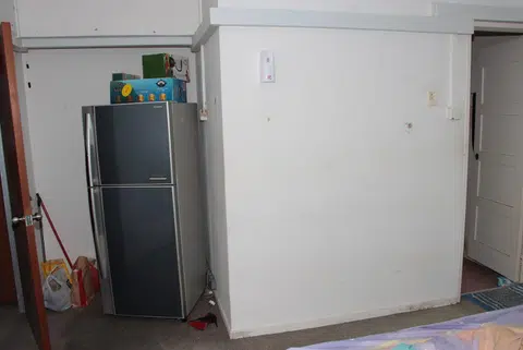 Pratignyo strangled and trapped his pregnant girlfriend in this rented room, and used a refrigerator to block the exit of the room.