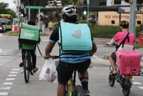 Deliveroo expands delivery services to 'shopping'
