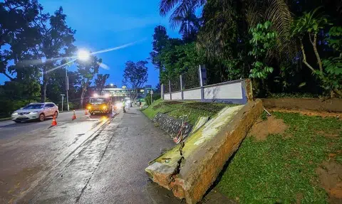 Outer boundary wall of late billionaire Ng Teng Fong's mansion collapses, causing congestion on Dunearn Rd