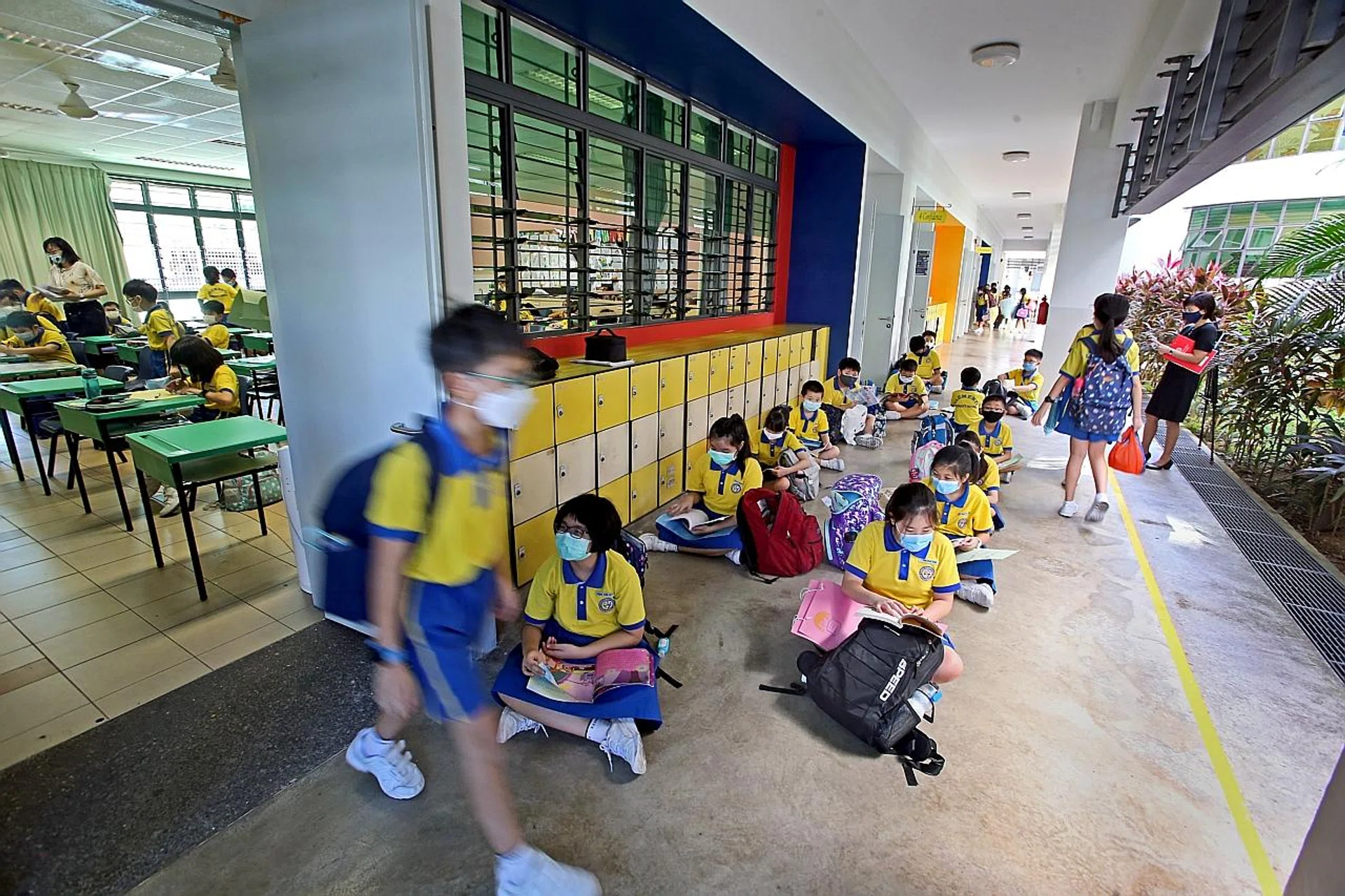 Experts warn that sudden adjustment issues may surface after schools reopened fully yesterday, and parents and teachers should pay more attention to students' behaviour during this transition period.  