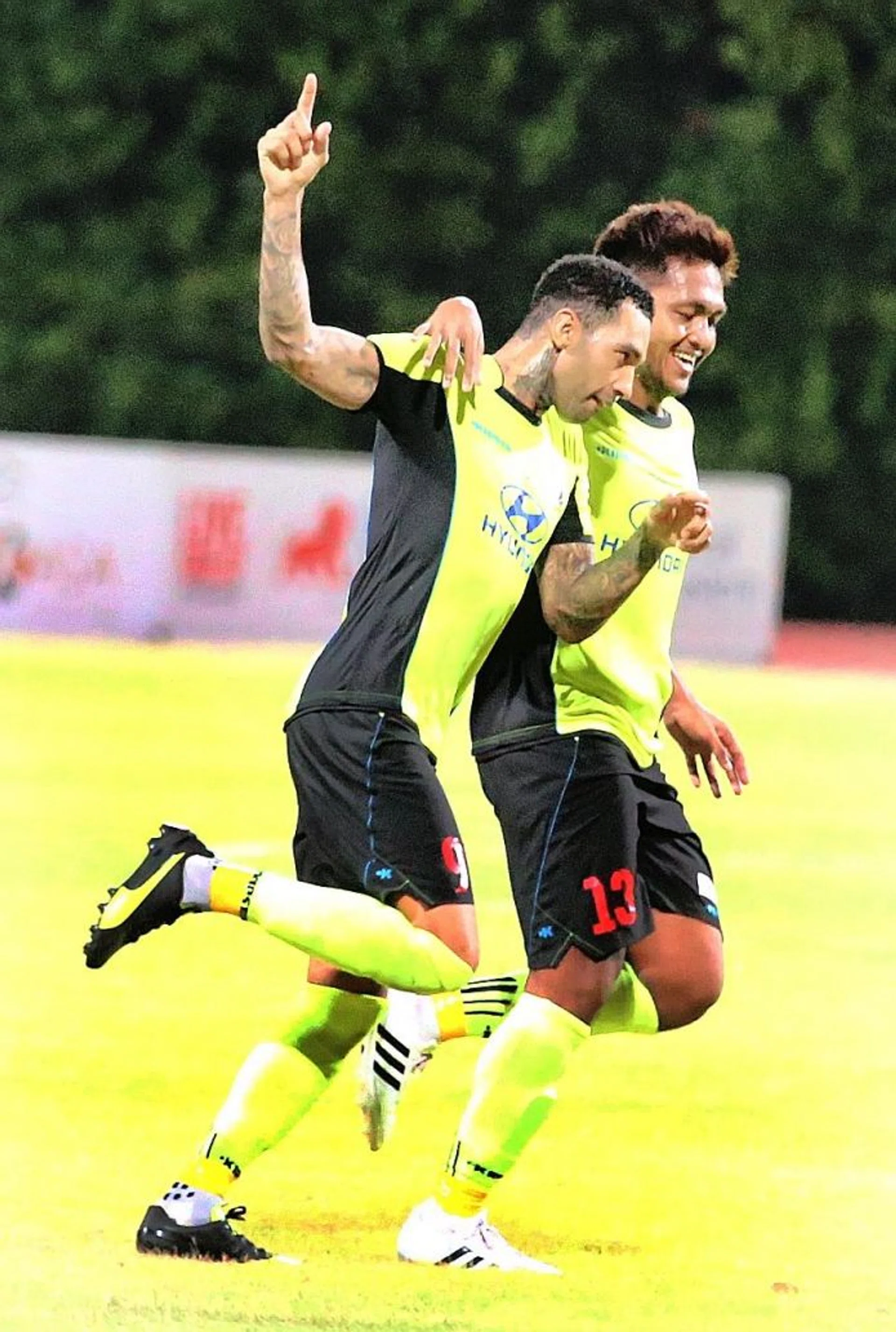 THRILLED: The crowd of 3,551, the biggest turnout this season, witnessed a sublime free-kick from Tampines' Jermaine Pennant (left) and a superb strike from Ken Ilso of Home United.