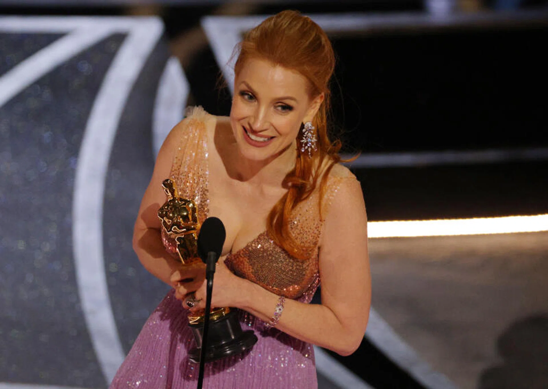 Jessica Chastain accepts the Oscar for Best Actress in The Eyes of Tammy Faye.
