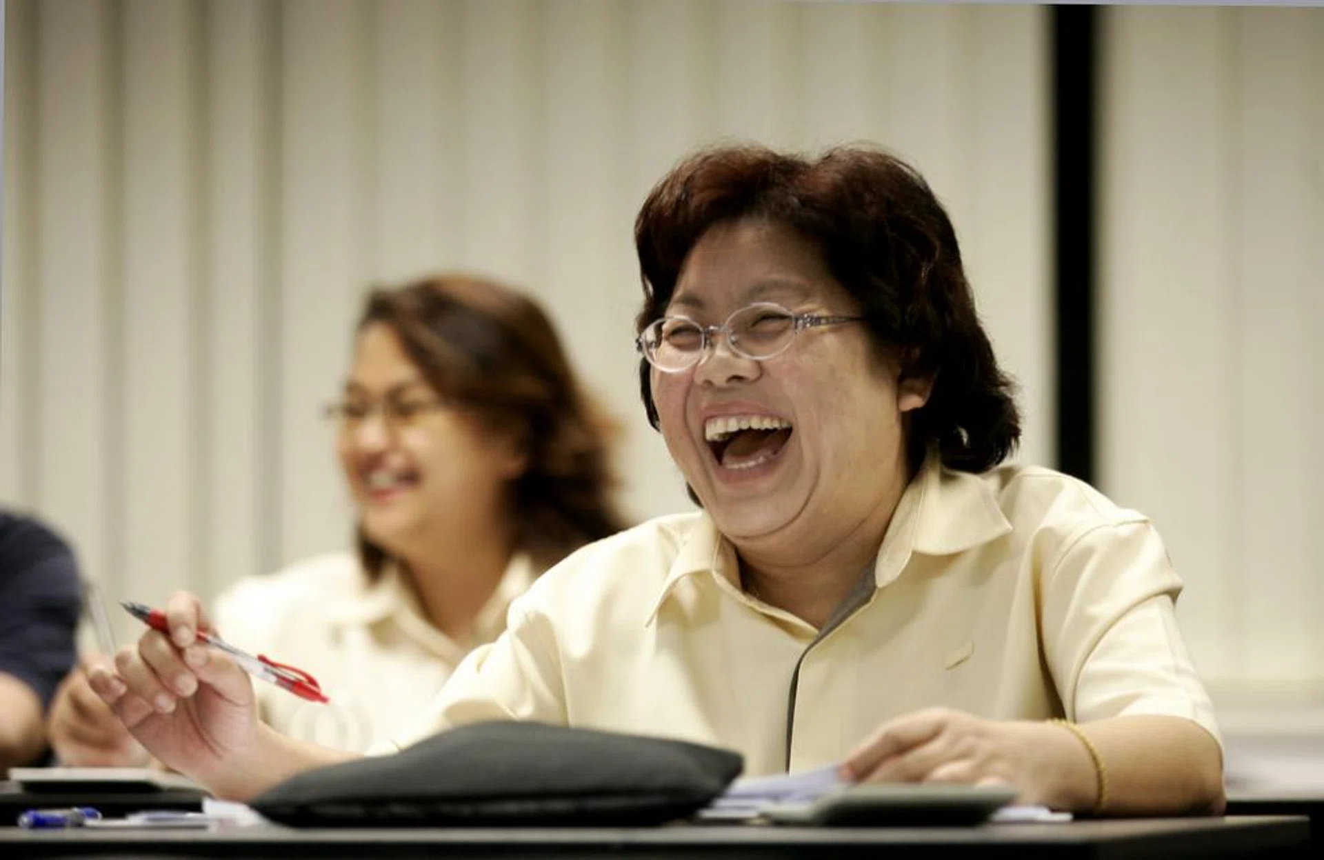 There are advantages of sharing laughter in the office.