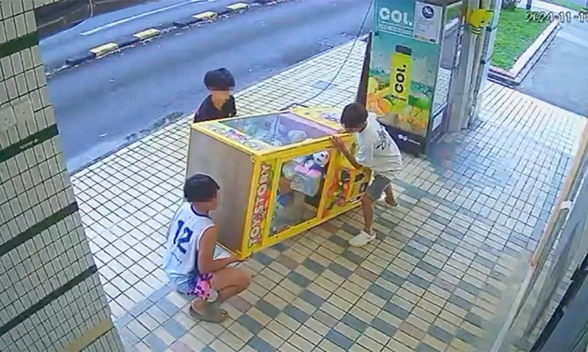 The police are investigating the incident that took place outside a pet shop at Block 930 Yishun Central 1.