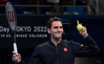 Federer stopped by Wimbledon security guard